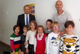 Bürgermeister mit Kinder u. Herr Harkins