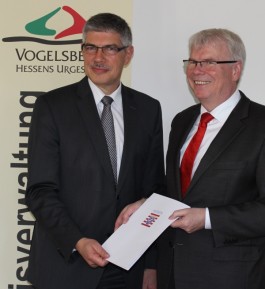 Staatssekretär Werner Koch (rechts) überreicht einen IKZ-Förderbescheid in Höhe von 200.000 Euro für den Breitbandausbau an Landrat Manfred Görig. Foto: Erich Ruhl  