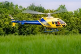 Mit diesem Helikopter vom Typ Eurocopter Ecureuil werden die Leitungen beflogen. Für den Piloten stellen Tiefflug und die Nähe zu elektrischen Leitungen eine besondere Herausforderung dar. 