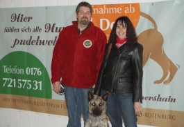 Berthold Braun und sein Hund besichtigen zusammen mit Arbeitsvermittlerin Kirsten Albusberger die künftige Hundepension