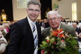  Johannes Engmann (r.) ist mit 96 Jahren Dienstältester Ruheständler des Unternehmens. Geschäftsführer Martin Heun (l.) dankte ihm auch im Namen seines Kollegen Günter Bury für mittlerweile 68 Jahre in der RhönEnergie-Familie.    