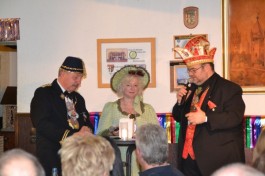 Axel Elm (rechts) führte in die Gepflogenheiten der Fuldaer Fastnacht ein. Die Bürgermeisterin der Brunnenzeche  und der Vorsitzende des Türkenbundes assistierten.