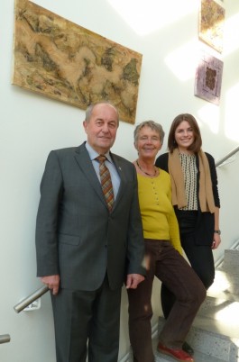 v.r.: Karin Kubecka, Viviane Niebling und Hans-Jörg Hauke vor einem der Werke der Ausstellung