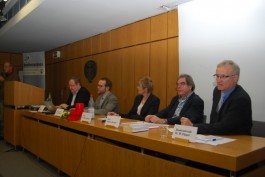 von links: am Mikrofon: Michael Poetsch, sitzend: Dr. Arndt May, Dr. med. Jens Kleffmann, Helga Steen Helms, Reiner Arnold, Staatssekretär Dr. Wolfgang Dippel