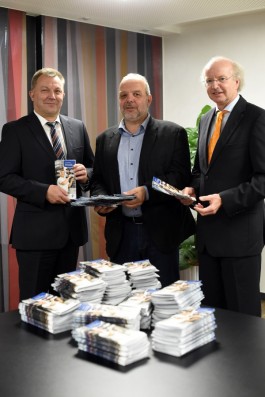 (von links) R+S-Vorstandsvorsitzender Markus Röhner, Regionalmanager Christoph Burkard und IHK-Hauptgeschäftsführer Stefan Schunck bei der Übergabe der neuen Botschafter-Flyer. (Foto: Marzena Traber)
