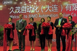 Bildunterschrift: JUMO-Exportleiter Reiner Riedl (zweiter von rechts) und Stefan Dette (zweiter von links), Geschäftsführer der chinesischen Tochtergesellschaft, bei der Schlüsselübergabe für den neuen Unternehmensstandort in Dalian.