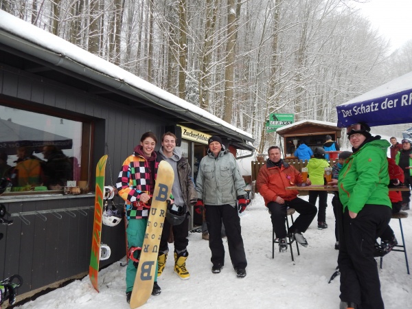 Harald Jörges (3.v.l.) kennt viele Gäste persönlich und nimmt sich immer Zeit für ein kurzes Gespräch  Die Zuckerfeldhütte ist ein beliebter Treffpunkt für Wintersportler im gleichnamigen Skigebiet. .                                                                                                                       Fotos: P. Bickert 